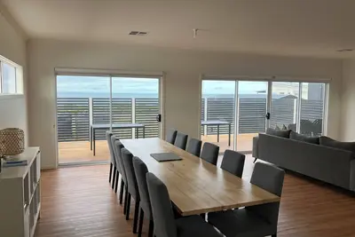 Image de 5 bedroom beachside house with ocean views in Marion Bay