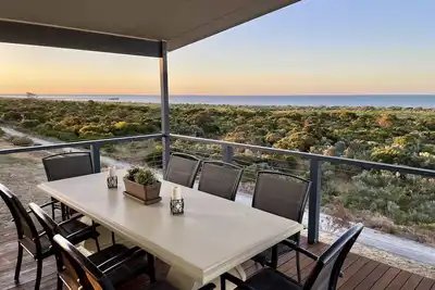 Image de Secluded home, high up on the sand dunes over looking open ocean and Marina