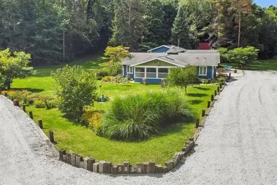Image de Family Friendly Retreat, sleeps 12+, Pole Barn with games, Large inground pool