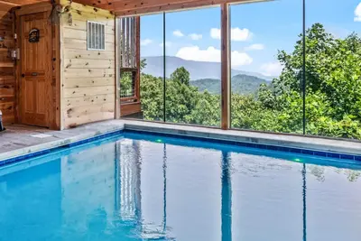 Image de Cabin with Indoor Heated Pool, Hot Tub, & Game Room. Dogs Welcome