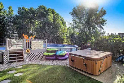 Image de Backyard Oasis- Xl Pool, Hot tub, B-ball Court, Grill, Yard Games, Gaming Room!