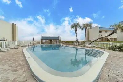 Image de 2 Bedroom condo, steps to the beach and pool New rental/special rates!