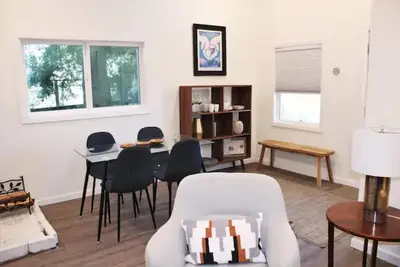 Image de Comfortable and Modern Wine Country Cottage