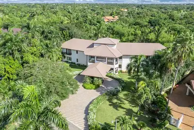 Image de Stunning villa ideally located next to the famous Minitas Beach