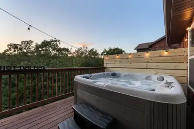 Image de Views! Priv. Hot Tub. 2 Resort Pools. Golf Resort. Sports Courts & Playgrounds.