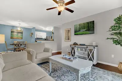Image de Perfectly located just a short distance to beach and downtown Charleston