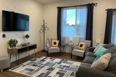 Image de Charming, Modern home in Lindon.