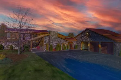Image de Deep Creek Serenity Retreat: Heated Pool, Patio, Hot Tub, Sauna, Gym, Game Room