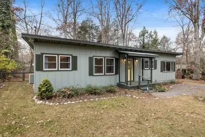 Image de New Bungalow 5 Mins to Downtown Black Mtn, Hot Tub & Fire Pit!
