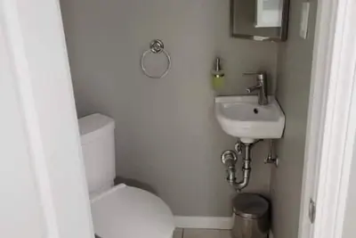 Image de Modern, bright, spacious, 3 Br with outdoor patio.