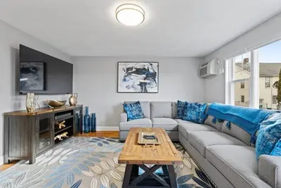 Image de Newly renovated, modern 2 Br close to Boston!