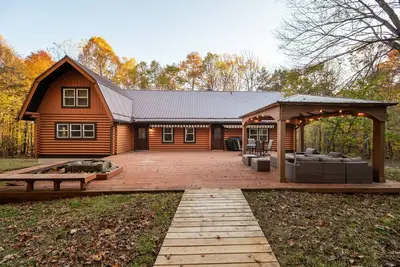 Image de Luxury, Log Cabin 65ac. of private forest, trails, sauna, hot-tub. Baughman Park.