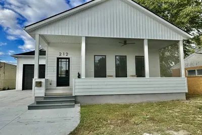 Image de New Construction Home, 1 block to Legendary Surf District/ Blocks to downtown