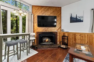 Image de Walking Distance to Ski Slopes! Cozy Condo that sleeps 4!