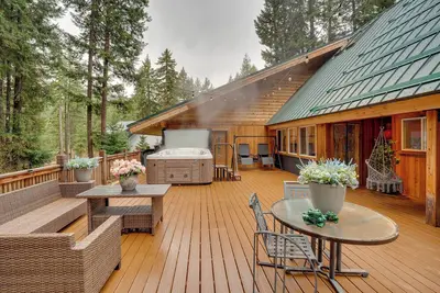 Image de Leavenworth Cabin w/ Deck, Hot Tub & Game Room!