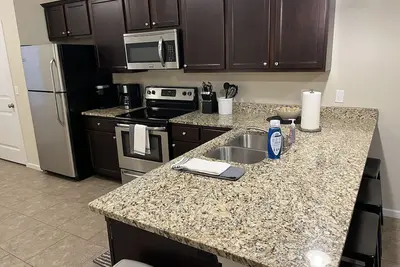 Image de 4 bedroom townhome close to campus