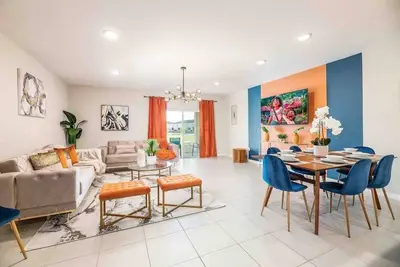 Image de Designer Decorated - 3 Bedroom Near Disney!