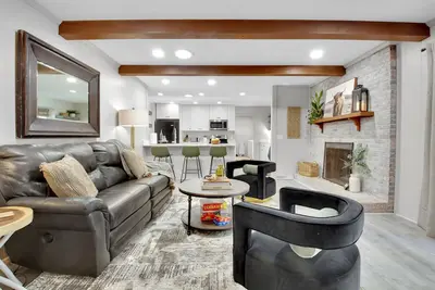 Image de Large/Modern Home, Walk to Paris Mtn. State Park