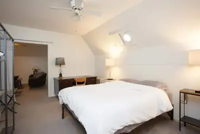 Image de Charming Mid-Century Apartment in Midtown