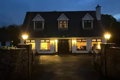 Image de Large, quiet, private country home close to Athlone | Sleeps 7 | 2, 000 sq ft