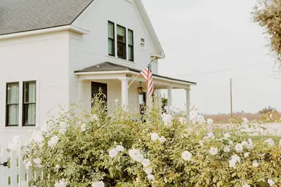 Image de Modern White Farmhouse in Kingsburg