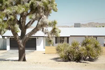 Image de Desert Dawn: Pet-Friendly, Modern Home + Spa