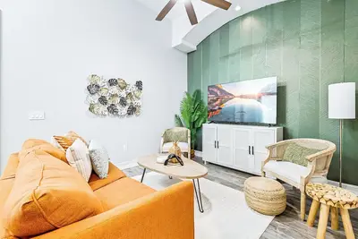 Image de Beachside Group Retreat 🏖️ – Backyard Oasis, Fire Pit & Pool Access Included!