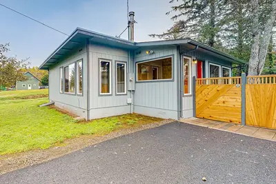 Image de Home near the ocean with wood stove, large yard, washer/dryer, streaming, patio