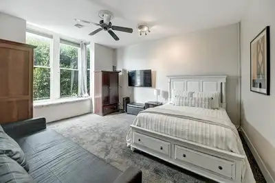 Image de 4 Bedroom flat in ideal location by upscale shops, cafes. Fast WiFi