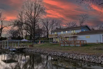 Image de Lakefront 5br - Fire Pit, Kayaks, Game Room, Water Toys, & More!