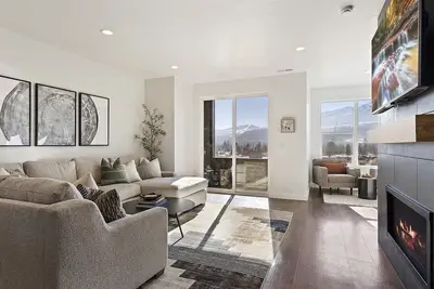Image de Modern ski retreat near Snowbasin, Free Ski Pass. Gas fireplace, pool & hot tub!