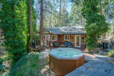 Image de Creekside Cabin - Luxury & Hot Tub!