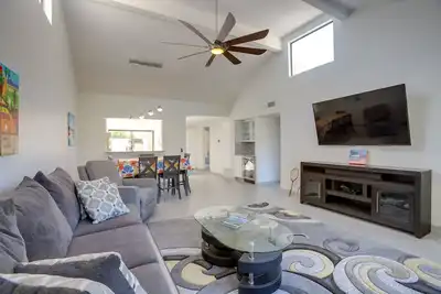 Image de Community Perks, 2 Patios: Cathedral City Condo!
