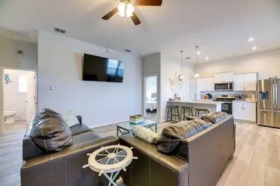 Image de Community Pool Access & Bay View: Rockport Home!