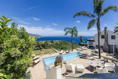 Villa Edipo Grande: A bright three-story villa which faces the sun and the sea, with Free Wi-Fi.