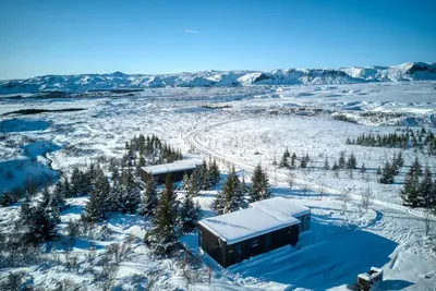 Image de G-42 two-bedroom condo with a beautiful view of a natural environment. \n