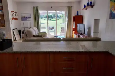 Image de Appartement pour 2  personnes entre le golf et la plage avec piscine!