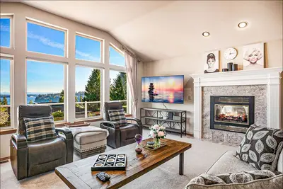 Image de Spacious 3br home with water views and elevator access