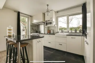 Image de Lovely 3 bedroom Townhouse w/ big garden & parking 15 min from Amsterdam