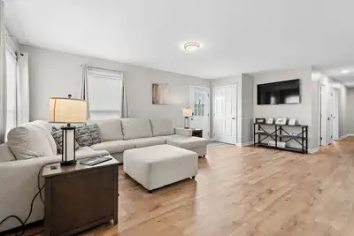 Image de Renovated 3 bedroom, 2. 5 bath 1, 900 sq ft home with finished walkout basement