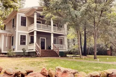 Image de Classic City Dawg House- Charleston Style Home, Firepit, Relaxing porches