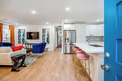 Image de Designed for care, work, or transition—stay in style and comfort