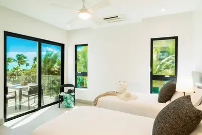 Image de Gaze at the ocean view of Long Bay Beach!