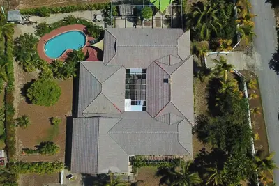 Image de Poolside Pleasure - Quiet Beach nearby