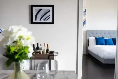 Image de ✧ Luxe Midtown Penthouse with Skyline Views ✧