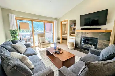 Image de Last Minute Holiday Rates! Path to Ski Base Area, Mt views!