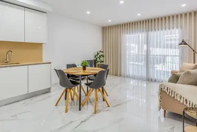 Image de Sublime and Bright 2 Bdr Apartment by LovelyStay