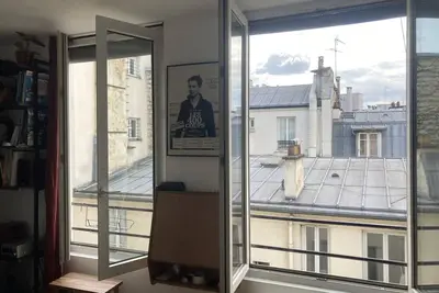 Image de Vue sur les toits de paris! Calme, lumineux! Deux pièces refait à neuf!