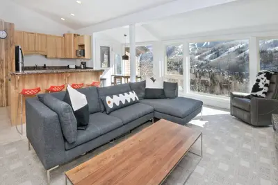 Image de Vail's Sandstone 3 Bedroom Apartment w\/Ski Run Views by Gorecreek Rentals