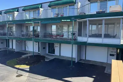 Image de Spectacular double-deck view w downtown advantages. Walk boardwalk to beach 2. 4m